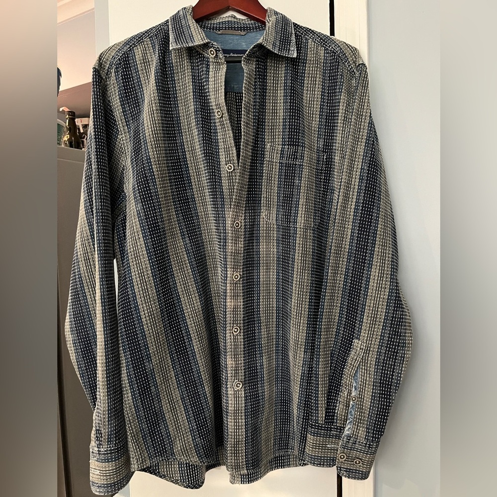 Tommy Bahama Sashiko Stripe Blue and White
100% Cotton Shirt.